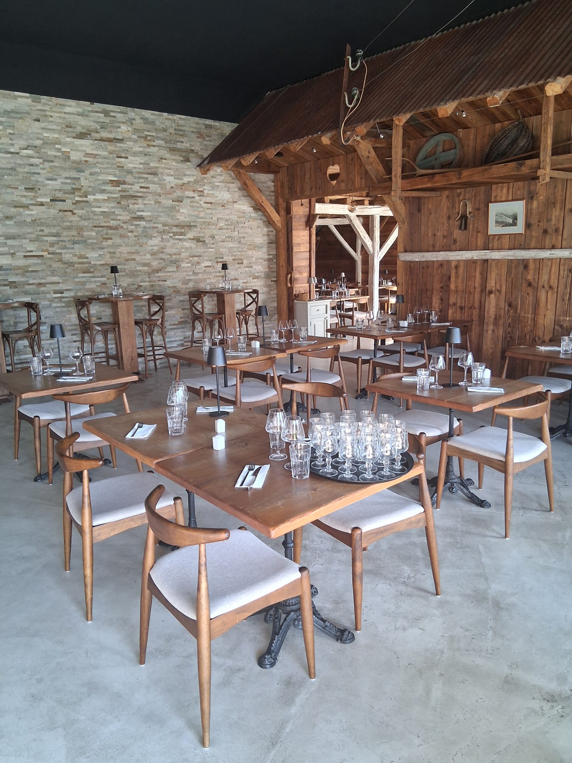 salle du restaurant lac et montagne